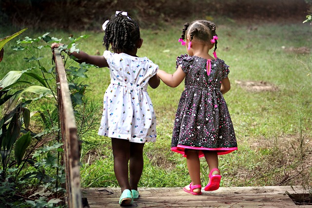 enfants de dos, source https://pixabay.com