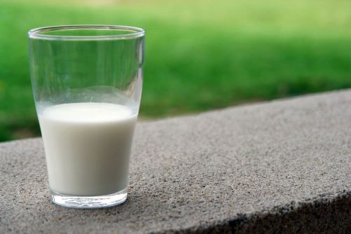 lait, source https://www.pexels.com/fr-fr/photo/verre-de-lait-transparent-236010/