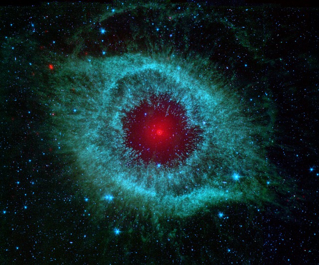 nébuleuse de l'hélice, en forme d'oeil, source https://pixabay.com