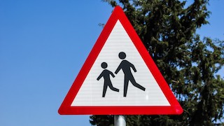 panneau sécurité enfants, source https://pxhere.com/fr/photo/616229