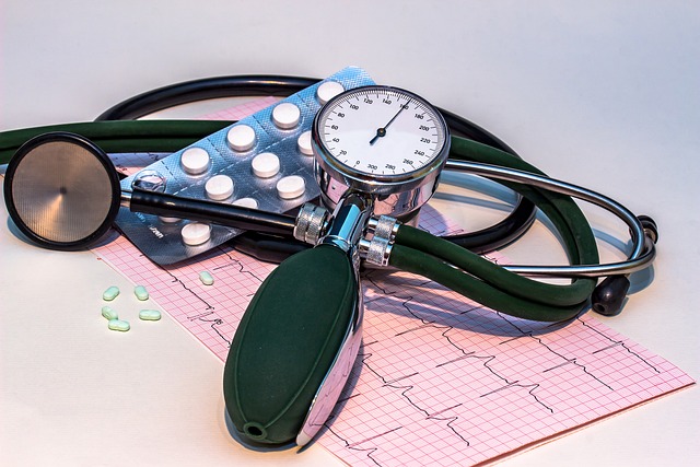 tensiometre manuel ou sphygmomanomètre, source https://pixabay.com